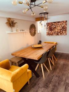 een eetkamer met een houten tafel en stoelen bij Ferienhaus Sauerland - Traum in Winterberg