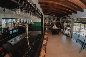 un bar avec des verres à vin au mur dans l'établissement Bodegas Vaivén Hotel Boutique, à Tequisquiapan