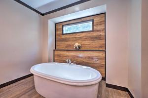 Koupelna v ubytování Pet-Friendly Home with Pool in Broken Bow!