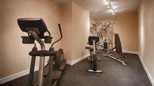 un gimnasio con varias máquinas de correr en una habitación en Baymont by Wyndham Helen, en Helen