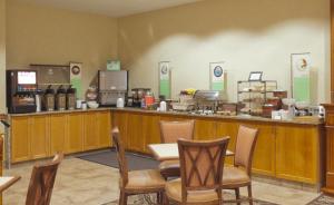 Příslušenství pro přípravu čaje a kávy v ubytování Country Inn & Suites by Radisson, Akron Cuyahoga Falls