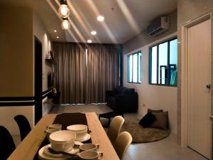 een woonkamer met een tafel en stoelen en een woonkamer bij HAIRA Mountain view Corner Staycation in Kampung Gita