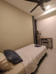 een slaapkamer met een bed en een plafondventilator bij HAIRA Mountain view Corner Staycation in Kampung Gita