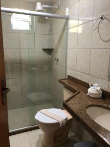 uma casa de banho com um chuveiro, um WC e um lavatório. em Pousada Costa dos Corais em São José da Coroa Grande