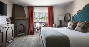 ein Hotelzimmer mit einem Bett und einem Kamin in der Unterkunft Royal Palms Resort and Spa, part of Hyatt in Phoenix