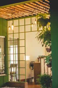 een kamer met een tafel en stoelen en een plant bij Morada do Lago in Palmas