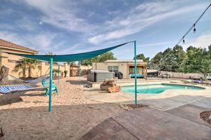 Piscina en o cerca de Albuquerque Studio with Shared Pool and Fire Pit!