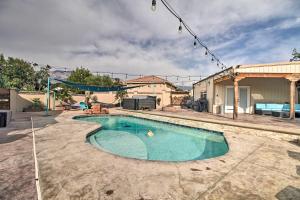 Piscina en o cerca de Albuquerque Studio with Shared Pool and Fire Pit!
