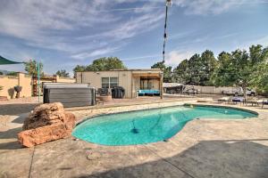 Piscina en o cerca de Albuquerque Studio with Shared Pool and Fire Pit!