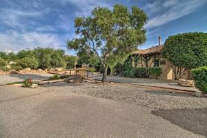 Imagen de la galería de Albuquerque Studio with Shared Pool and Fire Pit!, en Albuquerque