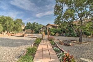 una pasarela frente a una casa en Albuquerque Studio with Shared Pool and Fire Pit!, en Albuquerque