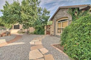Jardín al aire libre en Albuquerque Studio with Shared Pool and Fire Pit!