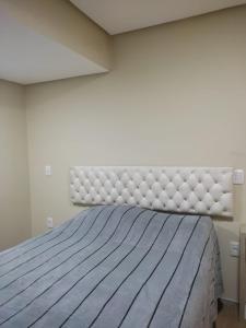 1 dormitorio con 1 cama grande y cabecero grande en Residencial Recanto Verde, en Canela