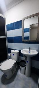 uma casa de banho com um WC e um lavatório em HOTEL CONTINENTAL.M em Puerto Boyacá