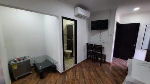 um quarto com um espelho, uma mesa e um WC em HOTEL CONTINENTAL.M em Puerto Boyacá