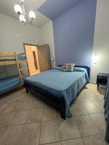 um quarto com uma cama e beliches em The King Ross em Santa Venerina