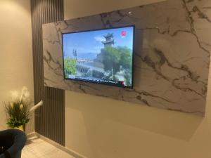 a flat screen tv hanging on a wall at الركائز الهندسية للشقق المخدومة in Al Wajh