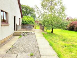 uma casa com uma passagem ao lado de um quintal em Boutique Four Bed Holiday Home in Inverness em Inverness