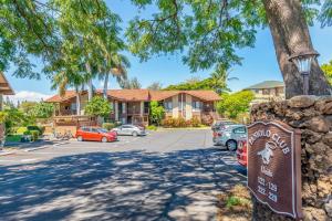 una señal frente a un estacionamiento en Hale Honu en Waikoloa Village