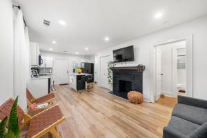 A kitchen or kitchenette at Saffron Door Sanctuary, near downtown Atlanta!