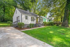 una casa blanca con un patio con una casa verde en Saffron Door Sanctuary, near downtown Atlanta!, en Atlanta