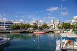 zwei Boote, die in einem Yachthafen in einer Stadt angedockt sind in der Unterkunft Spectacular Ocean View Retreat in Saint James