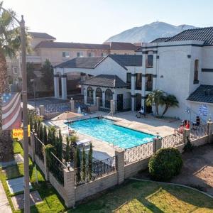 una vista aérea de una piscina en una casa en Homestay Suites - Studios & Spas, en Moreno Valley