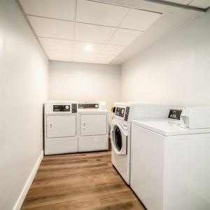 lavadero con lavadora y secadora en Homestay Suites - Studios & Spas, en Moreno Valley