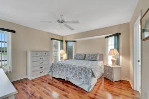 a bedroom with a bed and a ceiling fan at Tropical Oasis in Port Charlotte +18 photos