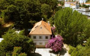 una vista aérea de una casa con techo en Casa das Essências, Quinta de Santo António, en Covilhã