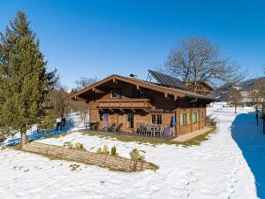domek z bali i śniegiem na ziemi w obiekcie Chalet Rosa w Reith im Alpbachtal