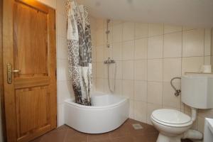 Kúpeľňa v ubytovaní Apartment Karkavac - Scedro 8801a
