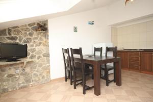 Televízia a/alebo spoločenská miestnosť v ubytovaní Apartment Karkavac - Scedro 8801a