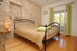 Postel nebo postele na pokoji v ubytování Apartment Karkavac - Scedro 8801d