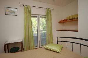 Postel nebo postele na pokoji v ubytování Apartment Karkavac - Scedro 8801d