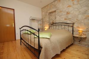 Posteľ alebo postele v izbe v ubytovaní Apartment Karkavac - Scedro 8801d