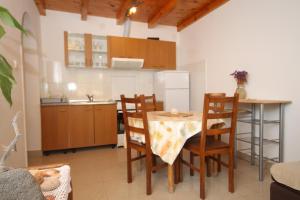 Kuchyň nebo kuchyňský kout v ubytování Apartment Karkavac - Scedro 8801d