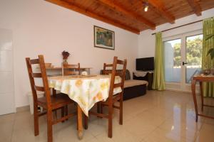 TV a/nebo společenská místnost v ubytování Apartment Karkavac - Scedro 8801d