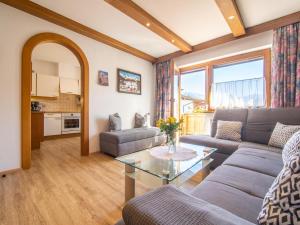 ein Wohnzimmer mit einem Sofa und einem Tisch in der Unterkunft Ferienwohnung Horvath in Uderns