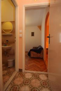 um corredor com um quarto com uma cama e um espelho em Studio Stari Grad 8726b em Stari Grad
