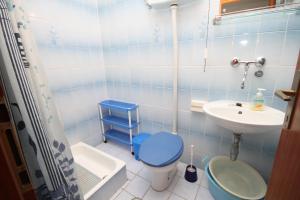 Bathroom sa Apartments by the sea Vrboska (Hvar) - 8748