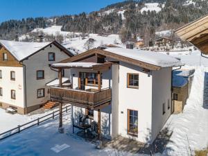 eine Luftaufnahme eines Hauses im Schnee in der Unterkunft Haus Bergblick in Westendorf