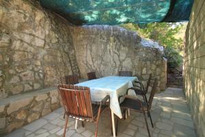 Patio alebo iná vonkajšia časť ubytovania Apartments by the sea Cove Mala Pogorila, Hvar - 8953