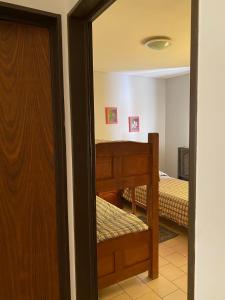 un dormitorio con una cama y un espejo en Mirador, en Las Grutas