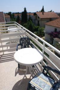 Ein Balkon oder eine Terrasse in der Unterkunft Studio Vodice 4172a