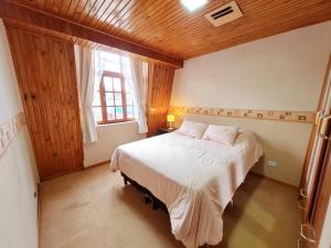 Un pat sau paturi într-o cameră la CORTEZ CASA
