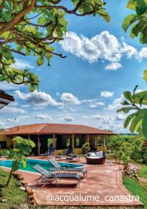 德爾菲諾波利斯的住宿－Acqualume Cachoeiras，一座带游泳池和度假村的别墅