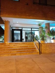 un conjunto de escaleras frente a un edificio en Departamento cómodo, luminoso con excelente vista. en San Fernando