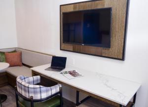 Pokój z biurkiem z laptopem i telewizorem w obiekcie The Woodrose- NEWLY RENOVATED w mieście Willits