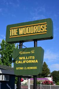un cartello per il processore del legno con un cartello per un negozio di The Woodrose- NEWLY RENOVATED a Willits